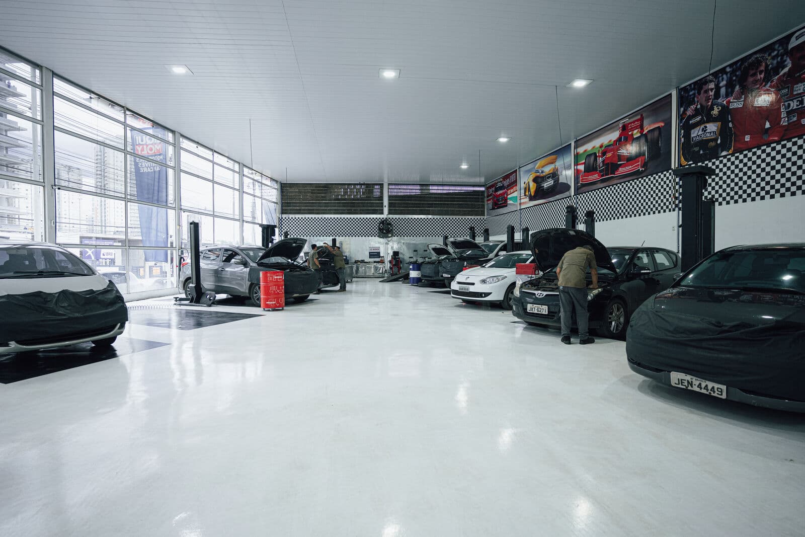 Interior da oficina Nacional Auto Center em Águas Claras